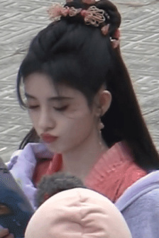没戴奶罩两个乳头突出来